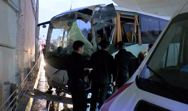 Bakırköy'de yağışlı havada çevik kuvvet otobüsü üst geçide çarptı. Sıkışan