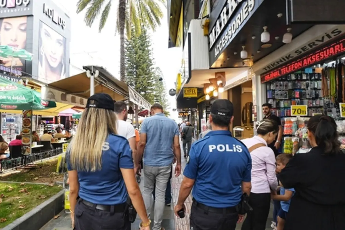 İstanbul Valiliği, turist ve vatandaşları rahatsız eden hanutçuluk faaliyetlerine karşı