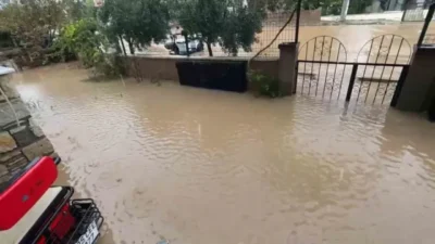 İzmir’in Foça ilçesinde etkili olan sağanak yağış kısa sürede sele