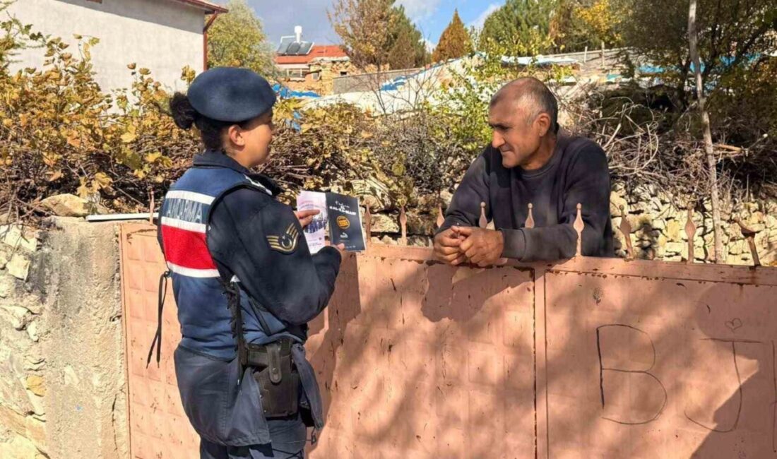 Afyonkarahisar’da Jandarma Bayat’ta kadına şiddetle mücadeleyi anlattı Afyonkarahisar'ın Bayat ilçesinde jandarma ekipleri, yaklaşık 100 vatandaşa "Kadına El