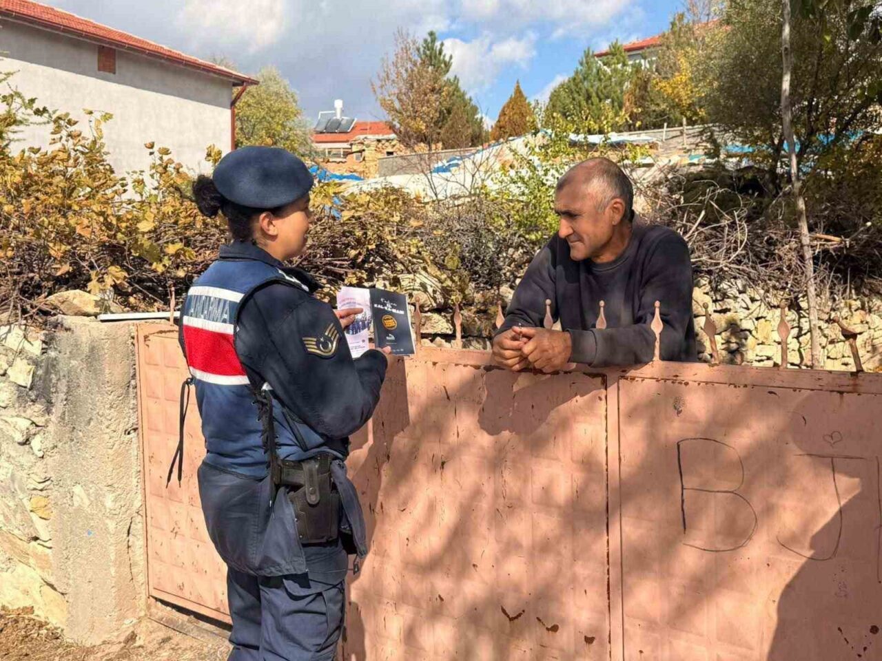 Afyonkarahisar'ın Bayat ilçesinde jandarma ekipleri, yaklaşık 100 vatandaşa "Kadına El