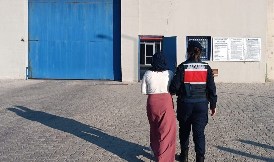 Afyon’da jandarma çeşitli suçlardan aranan 37 kişiyi yakaladı Afyonkarahisar’da jandarma tarafından çeşitli suçlardan dolayı aranan 37 kişi yakalanırken,