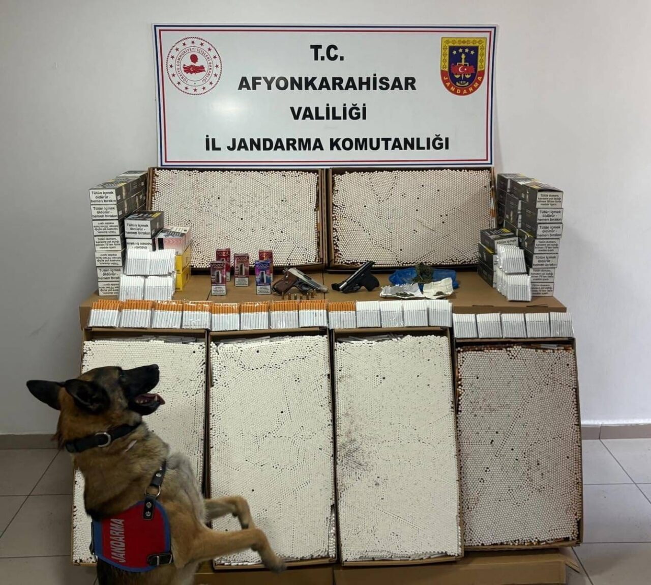 Afyonkarahisar’da jandarma tarafından iki farklı adrese yapılan baskında 18 gram