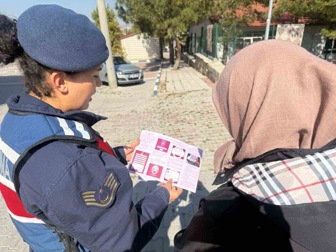 Afyonkarahisar’da jandarma ekipleri tarafından belde ve köylerde vatandaşlara yönelik başlatılan