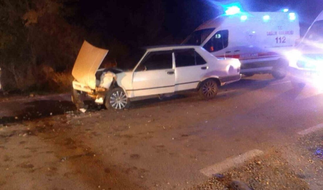Afyon’da kafa kafaya çarpışan otomobillerde 4 çocuk yaralandı Afyonkarahisar’ın Emirdağ ilçesi Ekizce köyü girişinde iki otomobilin kafa kafaya