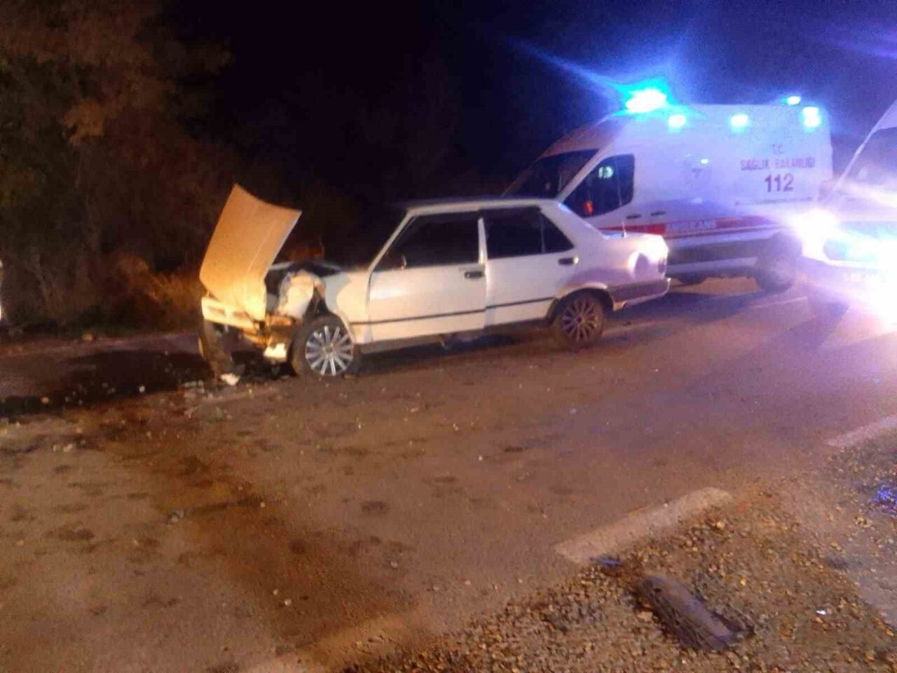 Afyonkarahisar’ın Emirdağ ilçesi Ekizce köyü girişinde iki otomobilin kafa kafaya