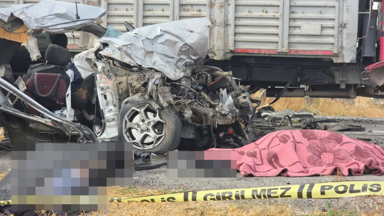 Aksaray Eskil ilçesinde otomobilin dönüş yapan kamyona çarpması sonucu meydana