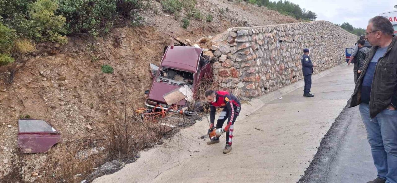 Kütahya’nın Emet ilçesinde sağanak nedeniyle kayganlaşan yolda kontrolden çıkan otomobilin