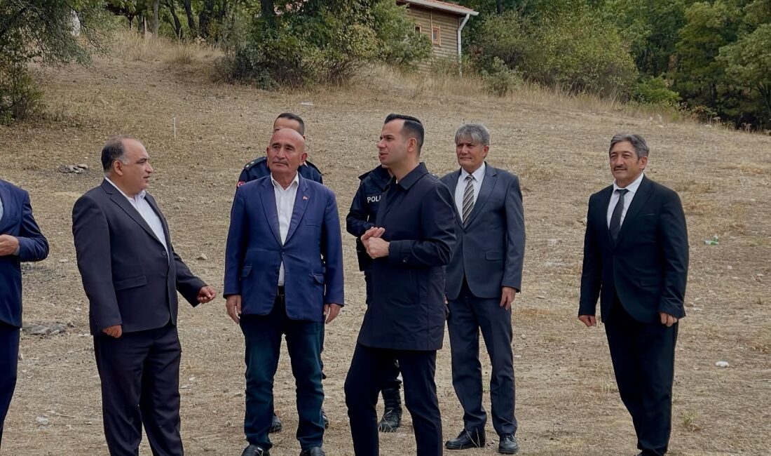 Sinanpaşa Kaymakamı Emrah Aslan, Tınaztepe Beldesi’ni ziyaret ederek vatandaşlarla bir
