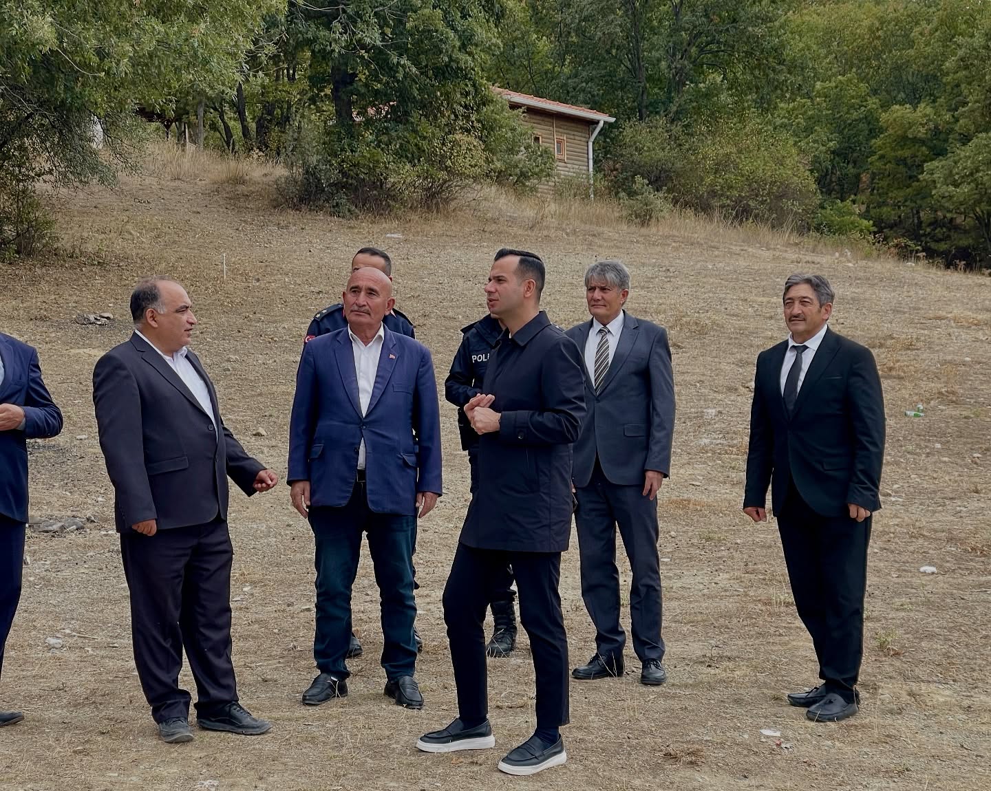Sinanpaşa Kaymakamı Emrah Aslan, Tınaztepe Beldesi’ni ziyaret ederek vatandaşlarla bir