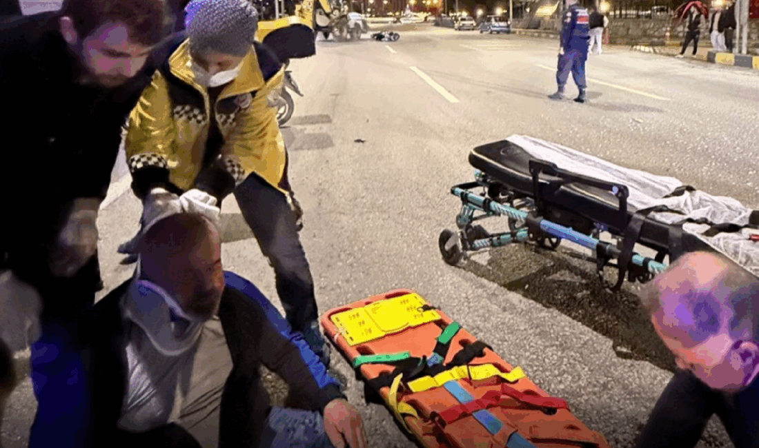Kırmızı ışıkta duran motosikletliye arkadan çarpan otomobil, feci bir kazaya
