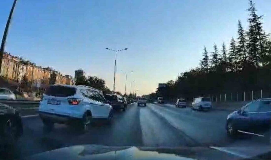 Eskişehir’de bir kazadan dolayı yavaşlayan SUV araca başka otomobil arkadan