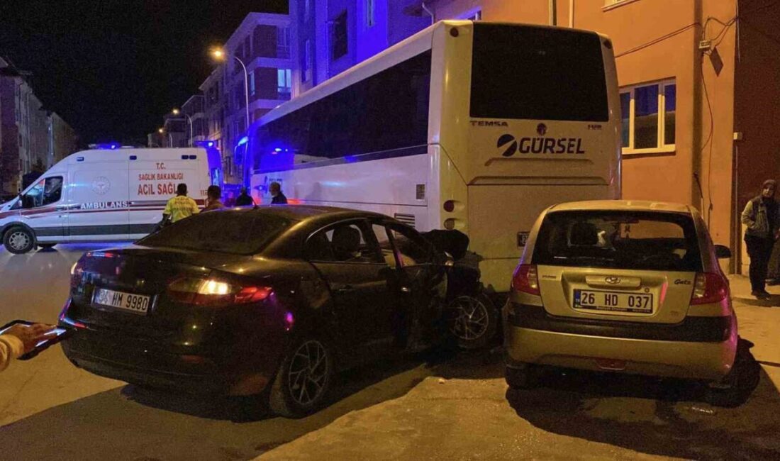 Eskişehir’de iki otomobilin çarpışması sonucu araçlar park halindeki otobüse savruldu.