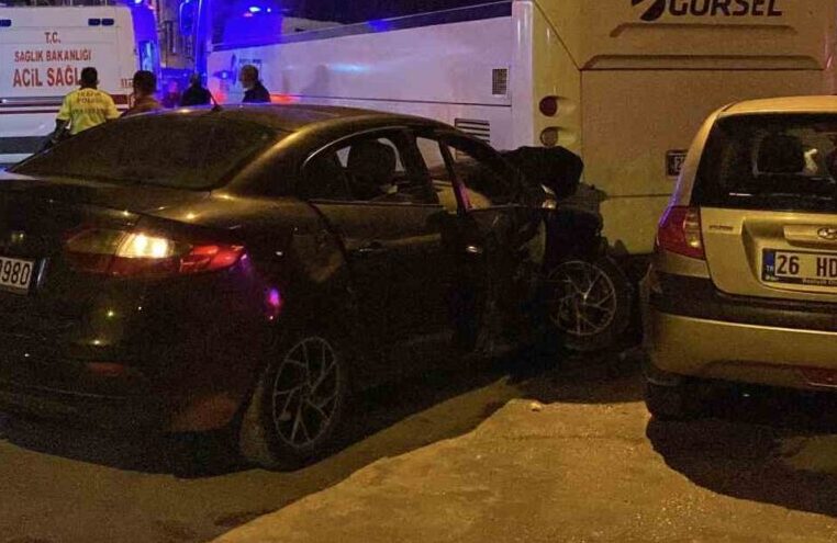 Eskişehir’de iki otomobilin çarpışması sonucu araçlar park halindeki otobüse savruldu.
