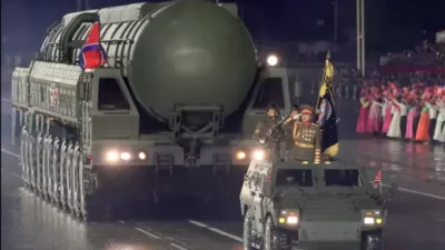 Kuzey Kore lideri Kim Jong-un, büyük bir askerî geçitte Hwasong-20