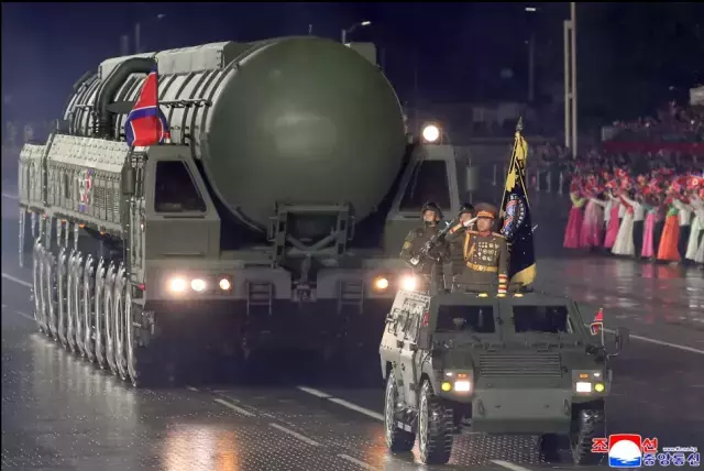 Kuzey Kore lideri Kim Jong-un, büyük bir askerî geçitte Hwasong-20