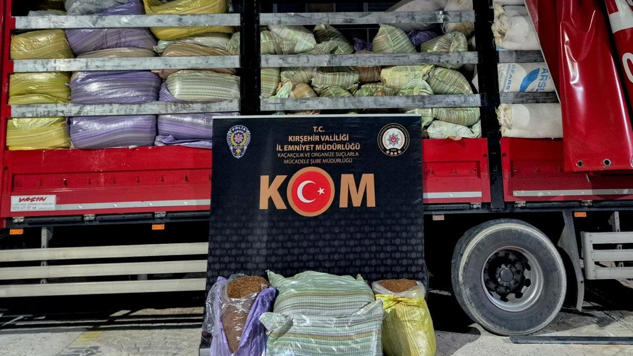 Kırşehir polisi, kaçakçılıkla mücadele kapsamında düzenlediği operasyonda bir kamyonda 5
