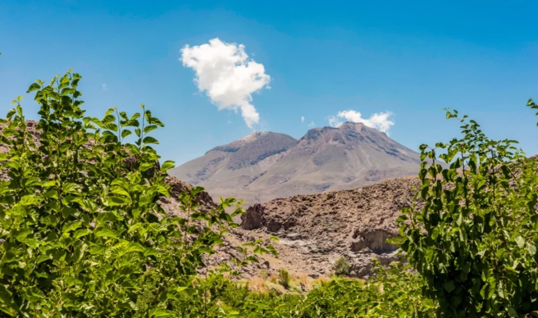 İran ve Pakistan sınırı yakınlarındaki Taftan Yanardağı, yaklaşık 700 bin