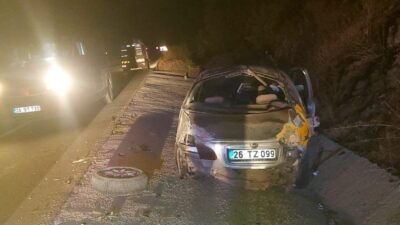 Bilecik’te kontrolden çıkan otomobilin beton zemine çarptığı kazada 2 kişi