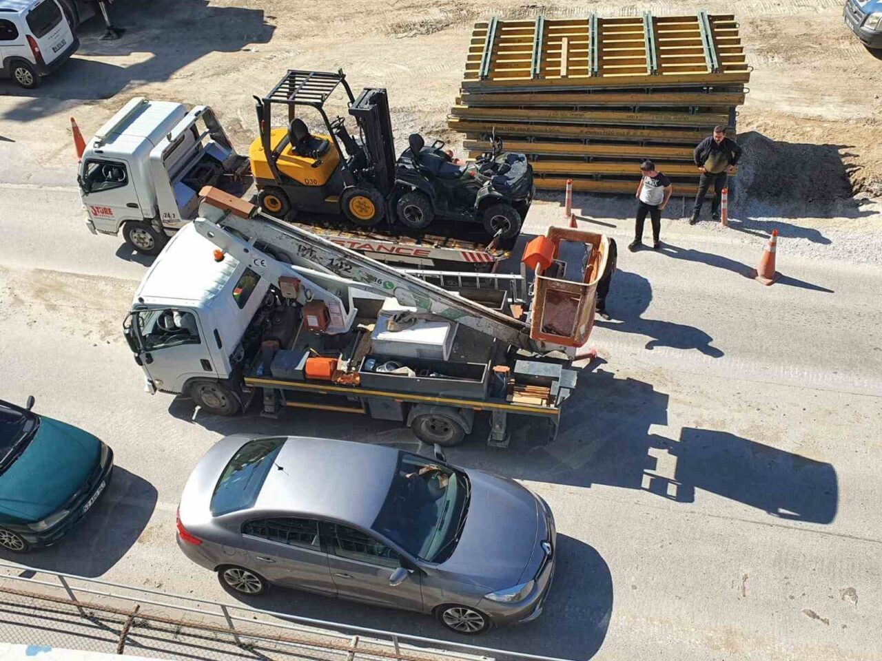 Bilecik’te Hamsu Köprüsü üzerinde arızalanan tır trafiği durma noktasına getirdi.