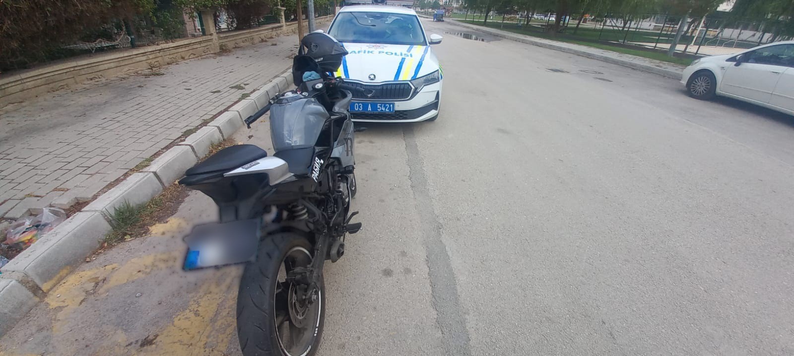 Afyonkarahisar'da kullandığım motosikletin plakasında ki rakam ve harfleri bant ile