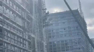 İstanbul Bahçelievler'de bir inşaatta 5. kattan düşen yük asansörü askıda