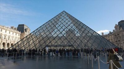  Fransa'nın dünyaca ünlü Louvre Müzesi'nin müdürü, 19 Ekim'de tarihi eserlerin