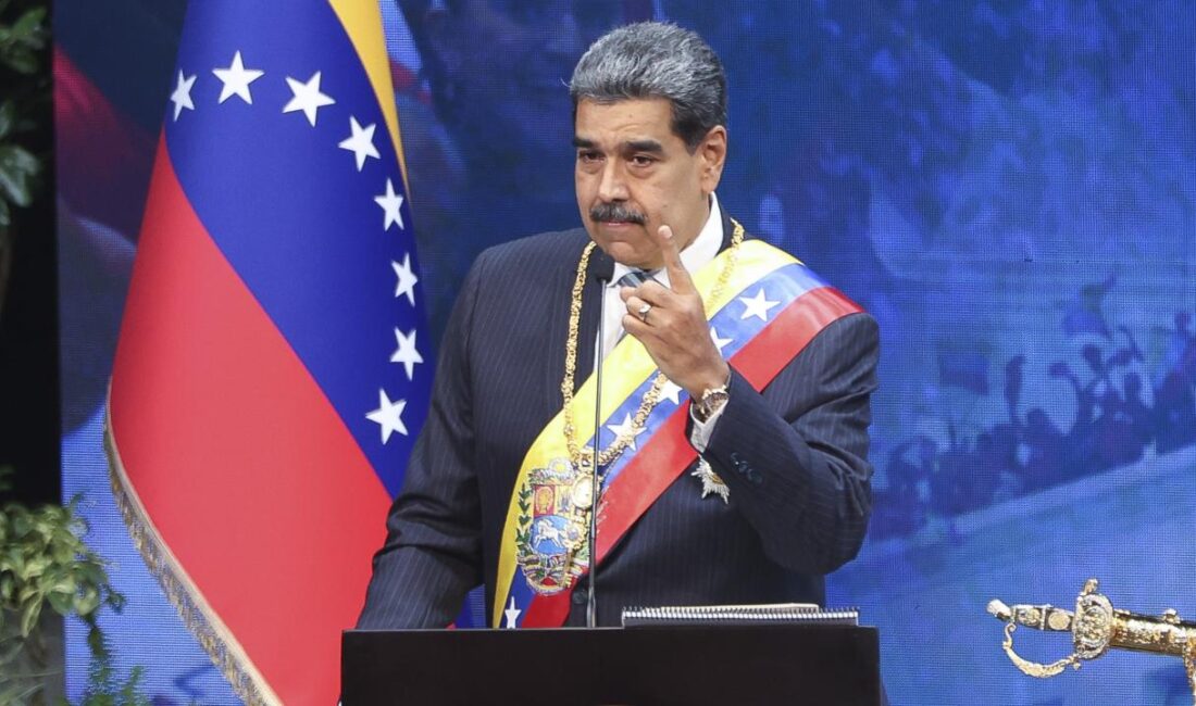Maduro: CIA’nın Paralı Askerlerini Yakaladık, Enerji Anlaşmalarını Askıya Aldık Venezuela Devlet Başkanı Nicolas Maduro, CIA tarafından finanse edilen paralı