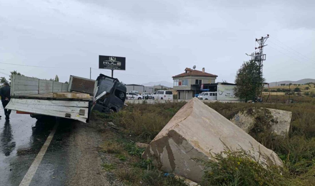 Afyonkarahisar’da tonlarca ağırlıktaki mermer yüklü tır kayarak bir akaryakıt istasyonunun