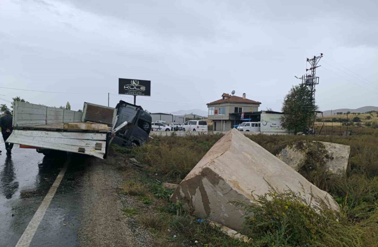 Afyonkarahisar’da tonlarca ağırlıktaki mermer yüklü tır kayarak bir akaryakıt istasyonunun