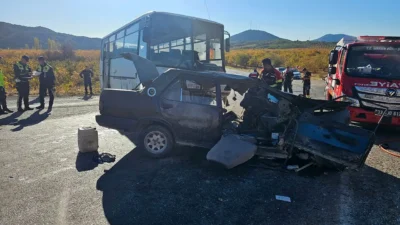 Mersin'in Gülnar ilçesinde tarım işçilerini taşıyan midibüs ile otomobilin çarpışması