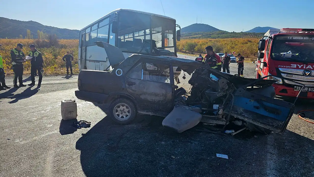 Mersin'in Gülnar ilçesinde tarım işçilerini taşıyan midibüs ile otomobilin çarpışması