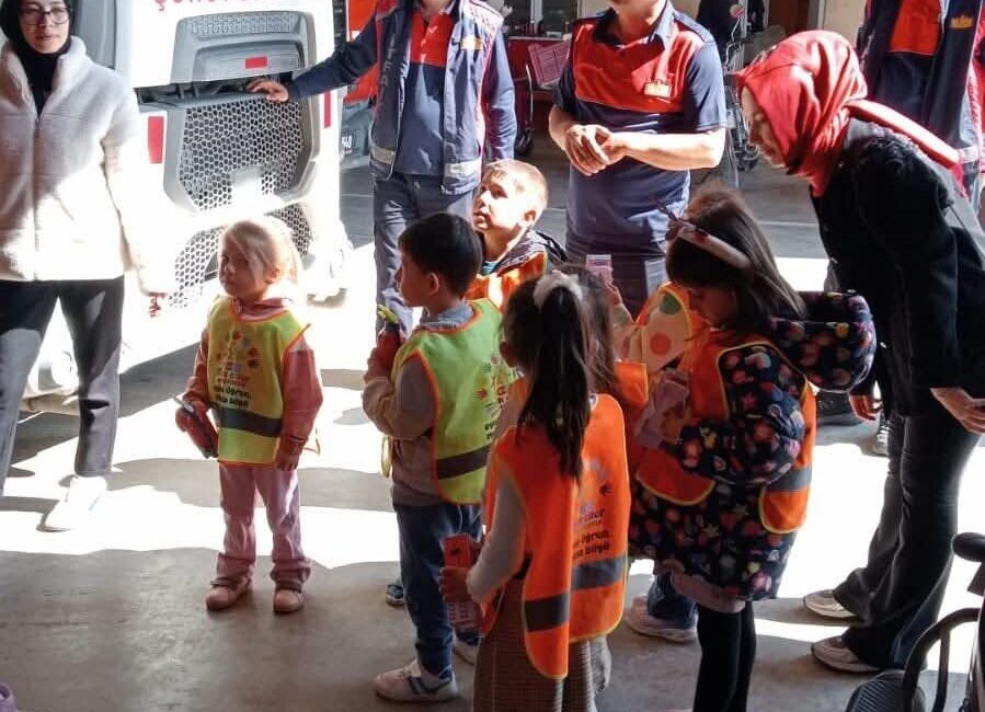 Afyonkarahisar’ın Şuhut ilçesinde Özel Minik Eller Anaokulu öğrencileri, İtfaiye Haftası