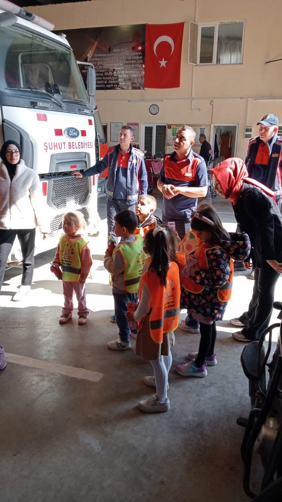 Afyonkarahisar’ın Şuhut ilçesinde Özel Minik Eller Anaokulu öğrencileri, İtfaiye Haftası