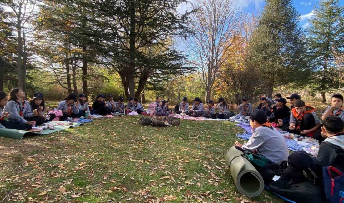Minik izciler Cumhuriyet Bayramını farklı bir etkinlikle kutladı Afyonkarahisar Sandıklı Cumhuriyet Ortaokulu Hüdai İzcileri 29 Ekim Cumhuriyet Bayramı
