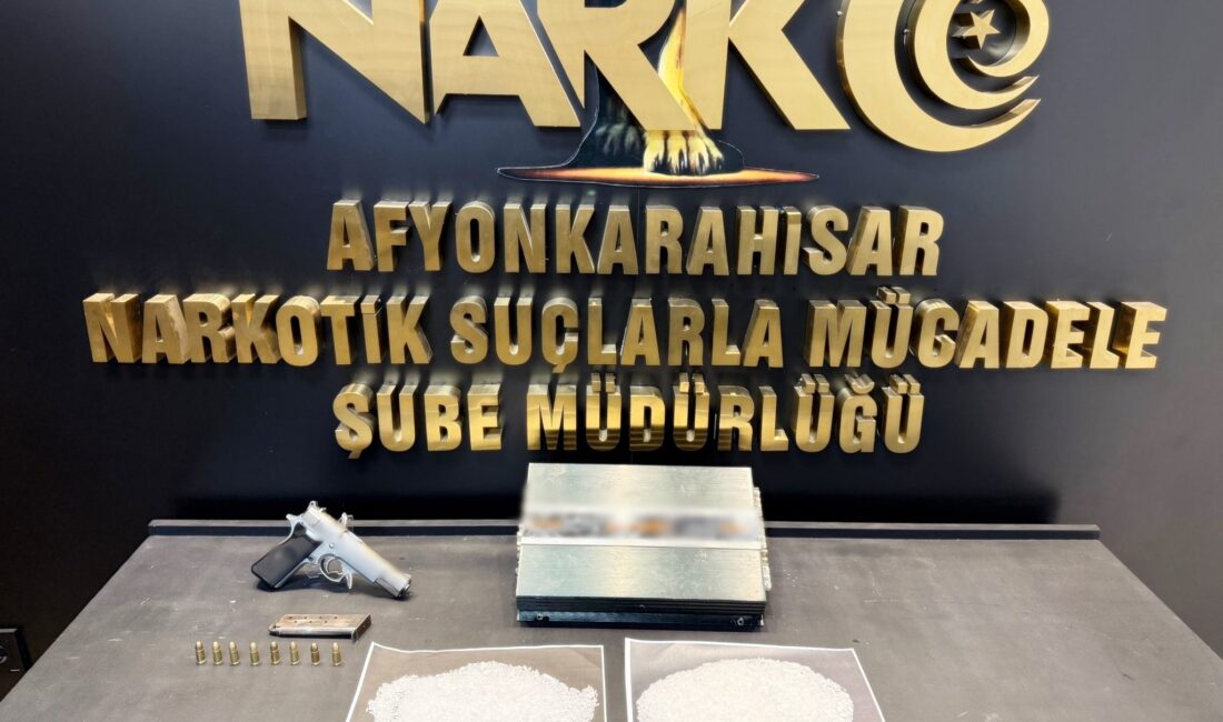 Tabanca ve uyuşturucu maddeyle yakalanan şahıs tutuklandı Afyonkarahisar’da seyahat ettiği yolcu otobüsünde uyuşturucu ve ruhsatsız tabanca ile