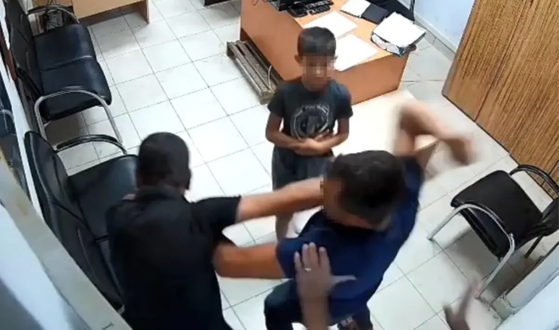 Boşanma aşamasındaki bir baba, oğluyla birlikte şiddet şikayetinde bulunmak için