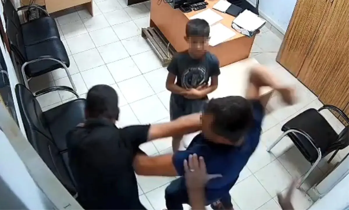 Boşanma aşamasındaki bir baba, oğluyla birlikte şiddet şikayetinde bulunmak için