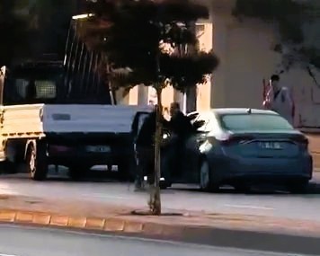 Okul müdürünü vuran saldırgan ile 2 suç ortağı yakalandı Denizli'de hakkında şikayetçi olan okul müdürünü silahla yaralayan şahıs, olayın