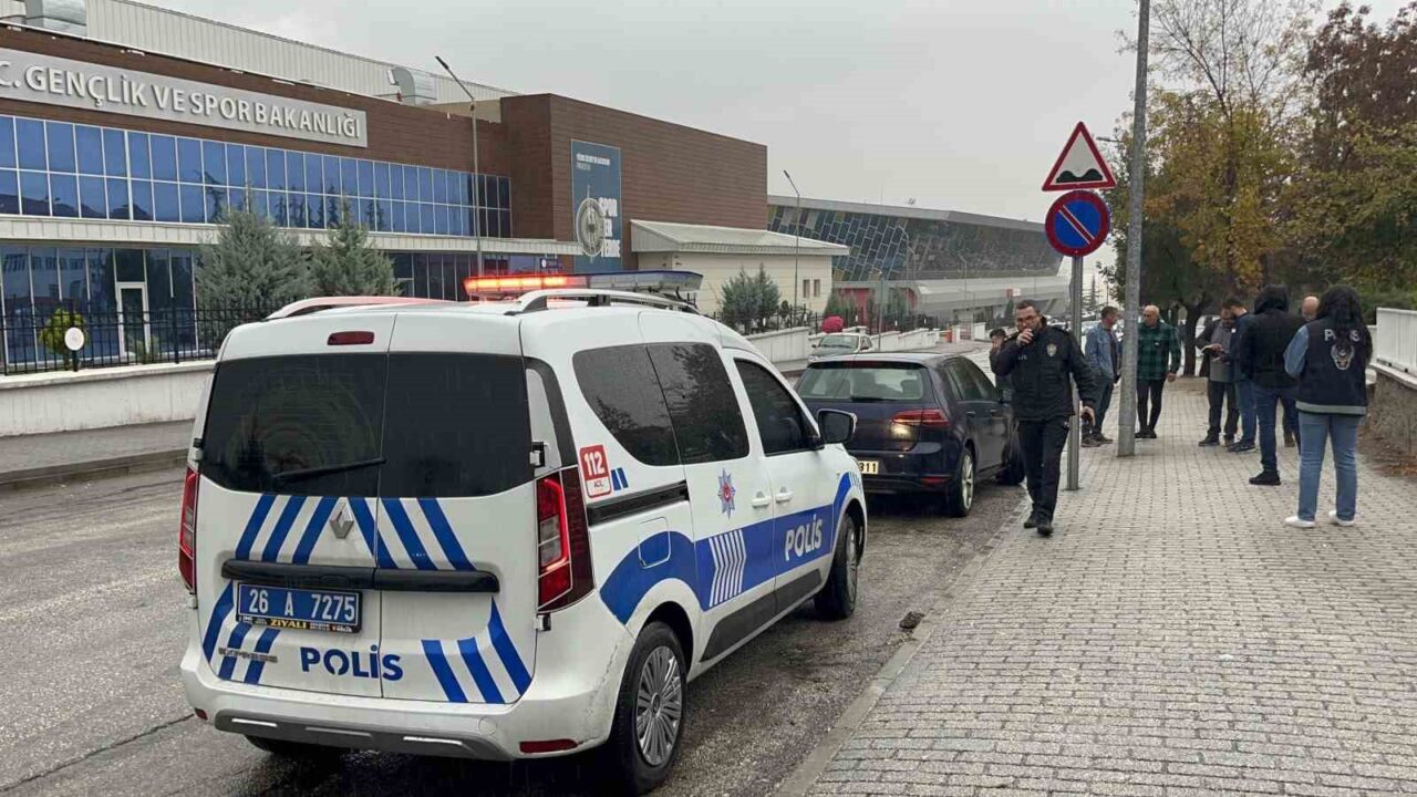 Eskişehir’de bir şahıs içinde bulunduğu otomobili kullanan sürücüyü alacak verecek