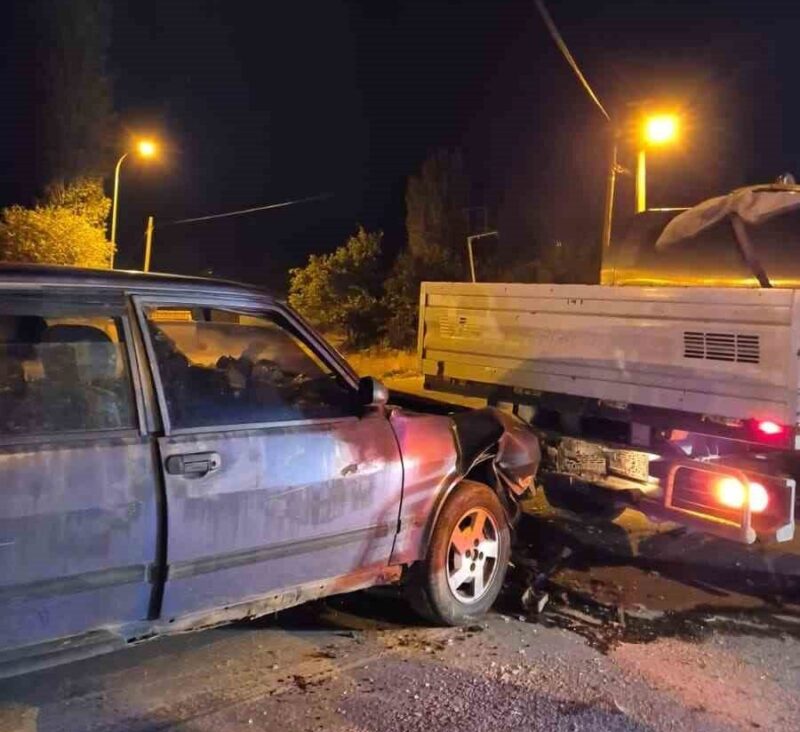 Afyonkarahisar’da otomobilin kamyonete arkadan çarpması sonucu yaşanan trafik kazasında 2