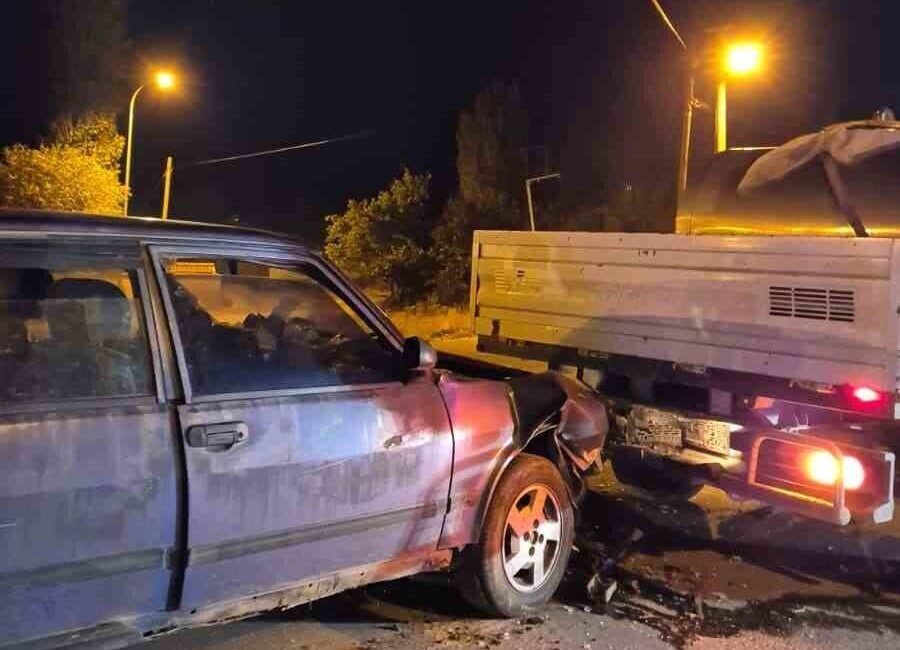 Afyonkarahisar’da otomobilin kamyonete arkadan çarpması sonucu yaşanan trafik kazasında 2