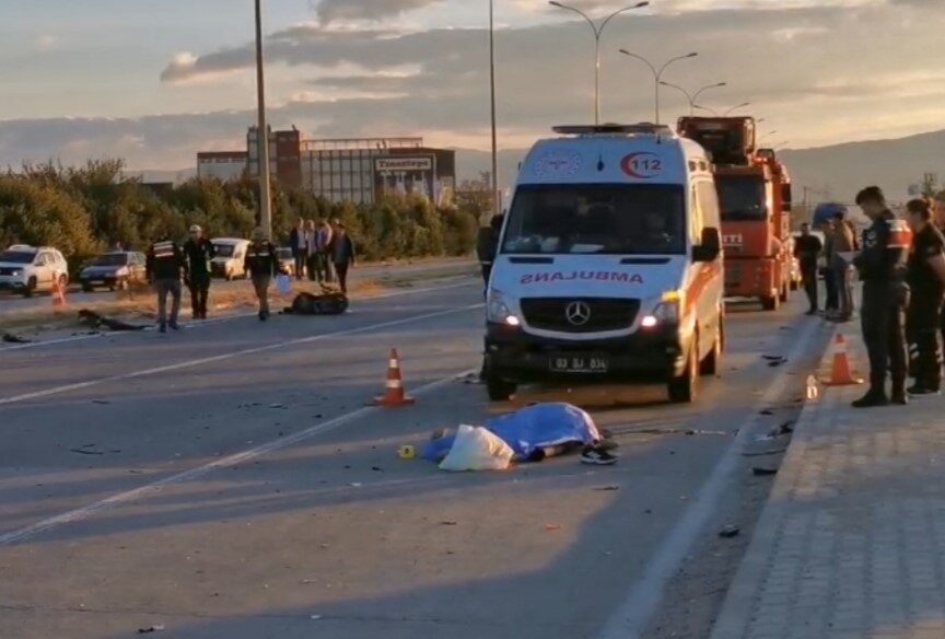 Afyonkarahisar’ın Susuz beldesi yakınlarında otomobil ile motosikletin çarpıştığı kazada 1