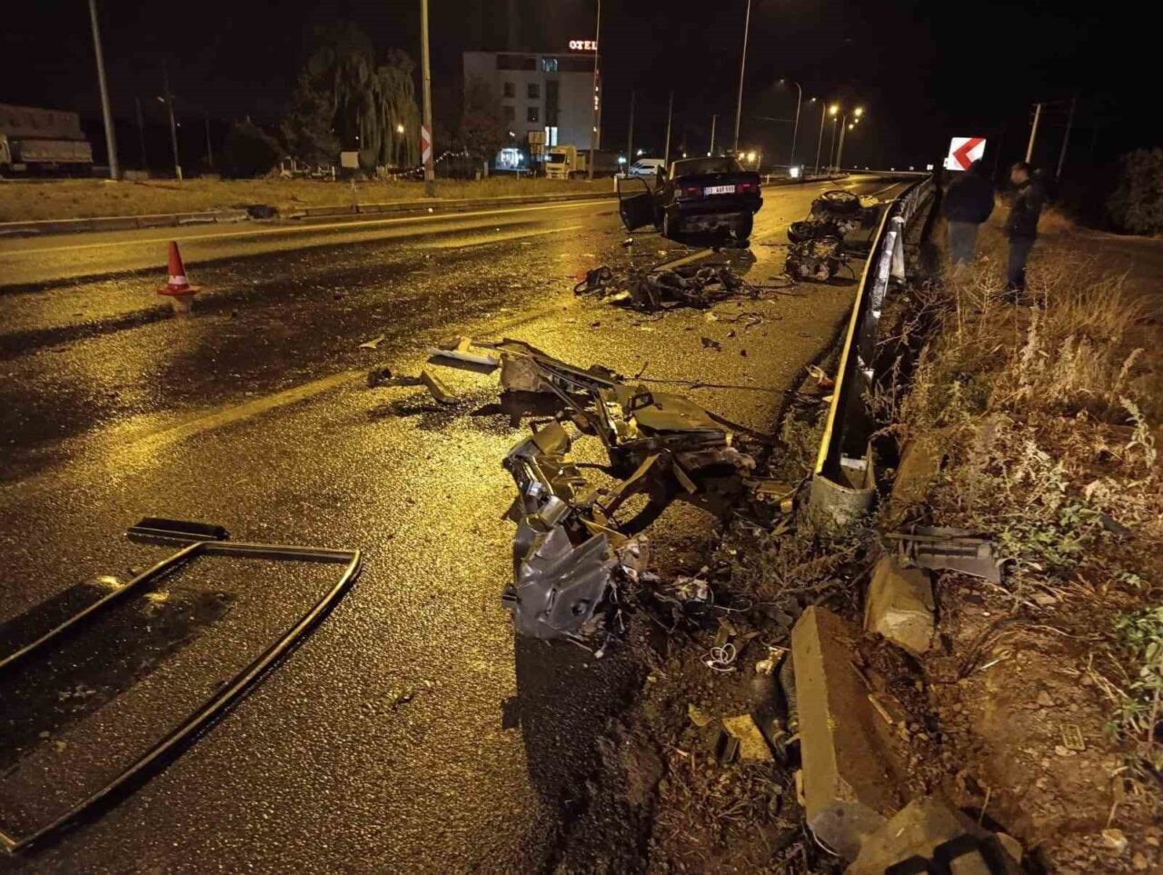Afyonkarahisar’da kontrolden çıkan tırın çarptığı ve parçalanan Tofaş otomobilde 1