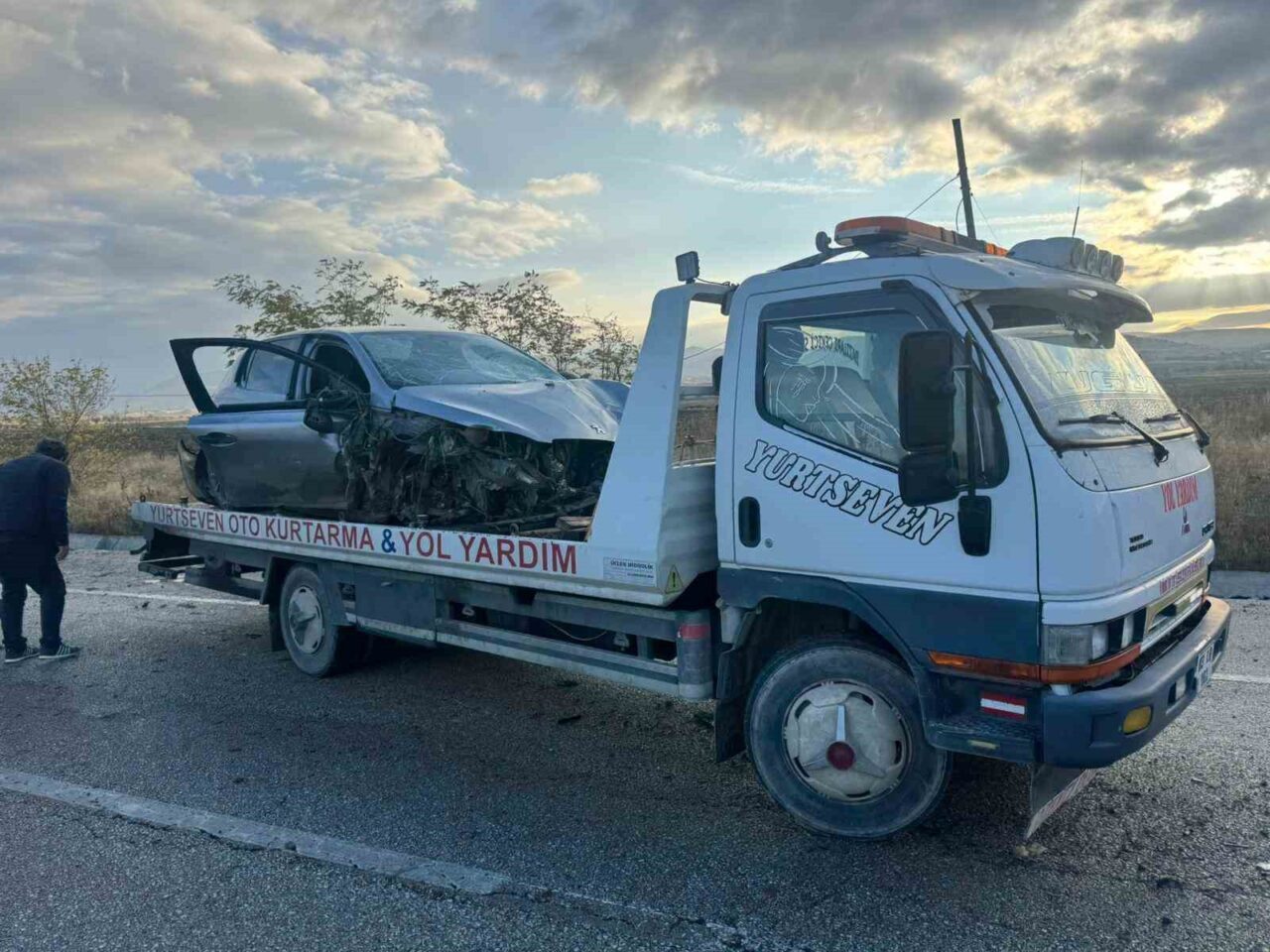 Afyonkarahisar’da kontrolden çıkarak tol kenarındaki refüje giren otomobilde 2 kişi