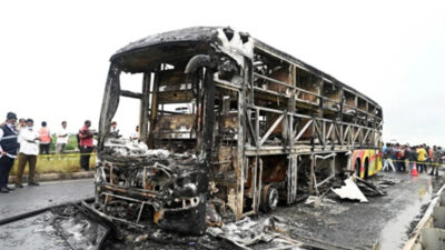 Hindistan'ın Andhra Pradesh eyaletinde, Bengaluru-Haydarabad seferini yapan yolcu otobüsüne arkadan