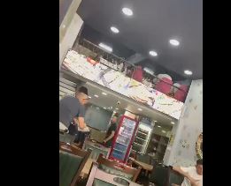 Afyonkarahisar’da CHP’li Belediye Meclisi Üyesinin kendi işyerinde bir müteahhitten para