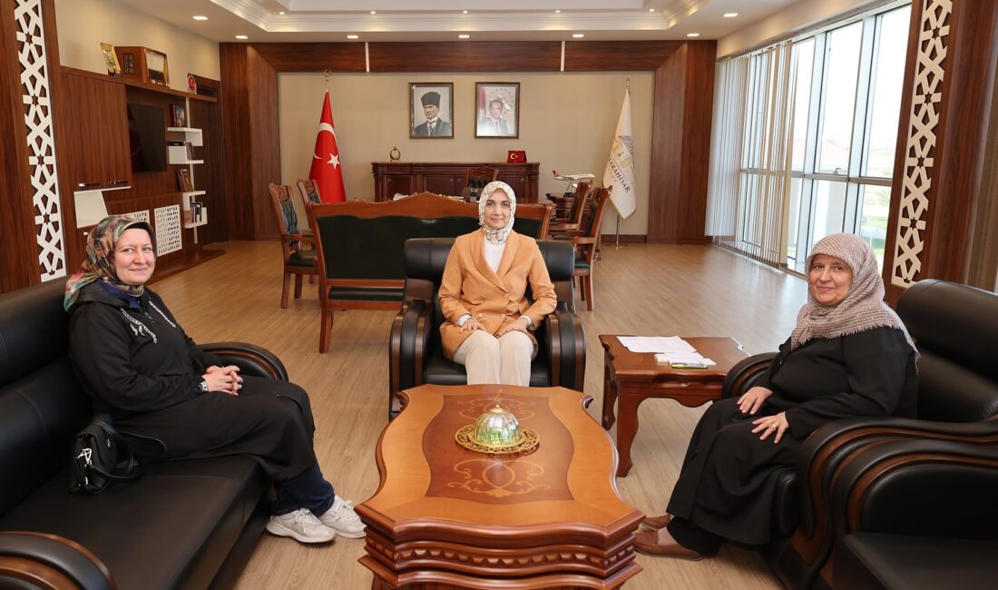 Afyonkarahisar Valisi Doç. Dr. Kübra Güran Yiğitbaşı, şehit ailelerini makamında