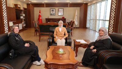 Afyonkarahisar Valisi Doç. Dr. Kübra Güran Yiğitbaşı, şehit ailelerini makamında