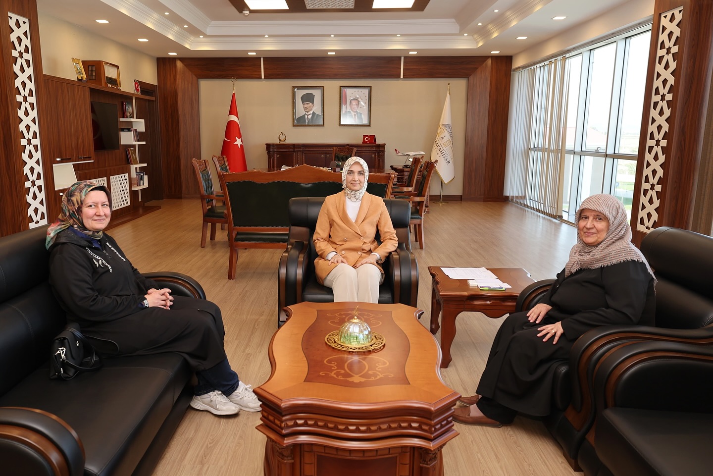 Afyonkarahisar Valisi Doç. Dr. Kübra Güran Yiğitbaşı, şehit ailelerini makamında